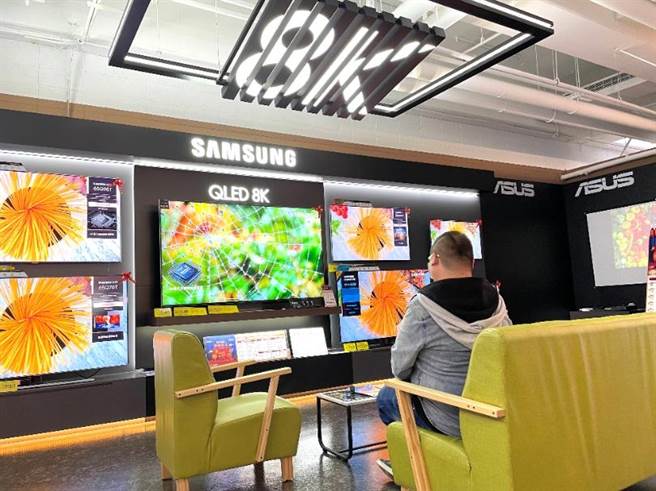 大润发中和店的「三星SAMSUNG智慧家电区」，可体验影音享受。（郭家崴摄）