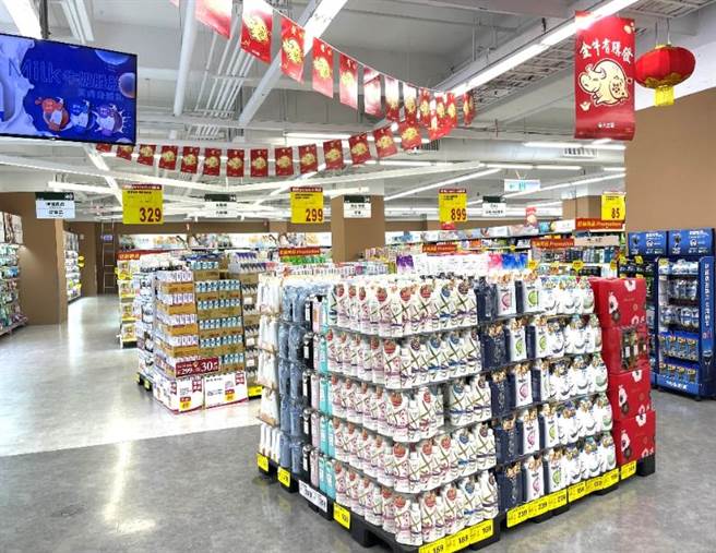 大润发中和店的货架从3米高降为1.4米，将购物空间还给消费者，视野更通透、舒适。（郭家崴摄）