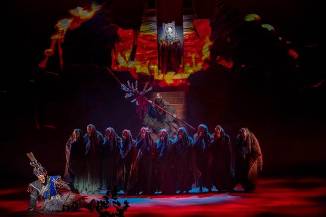 《楼兰女》描述一位被丈夫背叛的妻子，如何由爱生恨，并亲手杀死一双挚爱儿女，酿成人间悲剧的故事。(新象．环境文创提供)