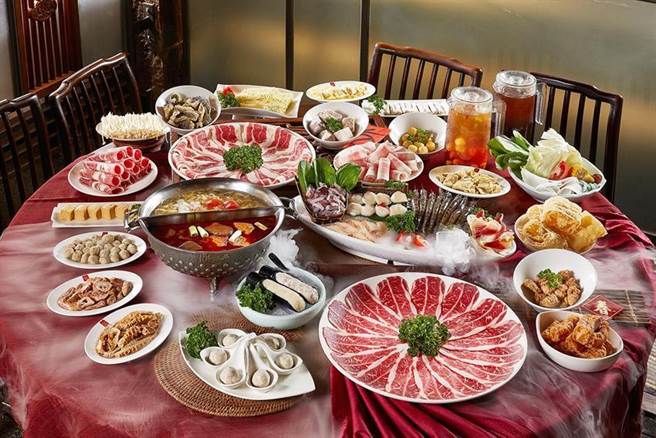 鼎王麻辣锅推出尾牙春酒「喜迎福年8人套餐」优惠方案。图／鼎王提供
