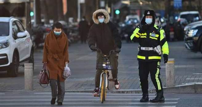 6日白天北京出现大风降温天气，体感温度「冻人」。（图／翻摄网易新闻）