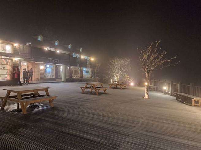 温度溜滑梯，稍早太平山已出现降雪情形。(图／太平山庄提供)