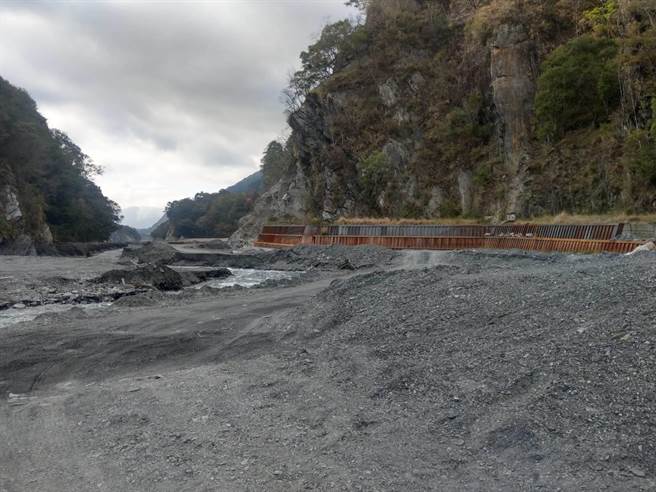 仁愛鄉親愛村萬大溪部分區域冬季水位下降，露出大片溪床。（仁愛鄉代洪文全提供／黃立杰南投傳真）