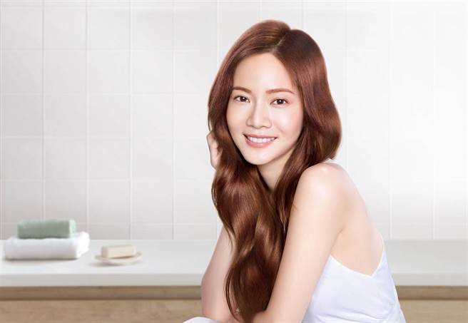 曾之乔分享自己的护髮秘诀，比起特别去沙龙保养，他比较喜欢在家自己来。（图／品牌提供）