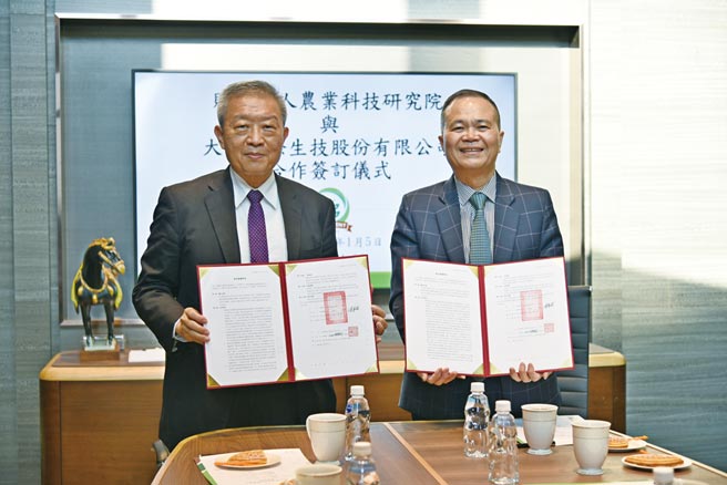 农科院院长陈建斌（左）与大统生技董事长林振发，签署合作协议。图／业者提供