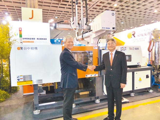 台中精機與盟立公司合作致力全電射出機伺服驅動系統的國產化；圖為台中精機董事長黃明和（右）、盟立公司工業控制事業群總經理邱清祥（左）。圖／莊富安