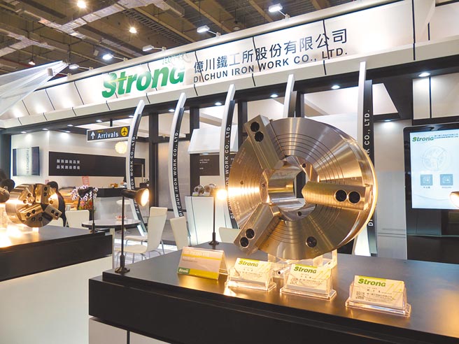 億川積極研發新型油壓夾頭、油壓缸全力搶攻疫後新商機；圖為該公司在2019年台北國際工具機展展出情形。圖／莊富安