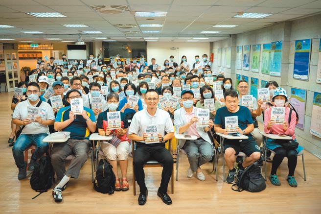 價值投資達人阿勳（中坐者）新書簽名會，上百位粉絲到場相挺。圖／CMoney提供