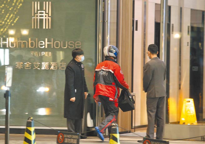 五星級的寒舍艾麗酒店，是最高價位的防疫旅館，房價每晚５千元起。門口服務人員依舊提供最好服務，協助送餐點來的民眾。（王英豪攝）