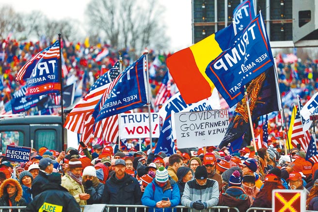 逾10万名川粉在华府誓言为川普而战。图为大批群眾昨一早聚集白宫外，等待总统川普发表「拯救美国」演讲。（路透）