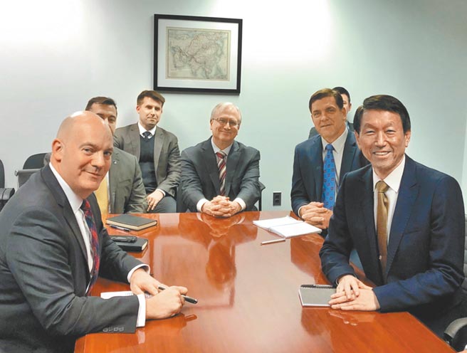 台美政軍對話7日上午將登場，美方由國務院政軍局助卿古柏（左）領軍。圖為古柏2019年底在推特公布與當年已退休的前參謀總長李喜明會面照片。（摘自R.Clarke Cooper推特）