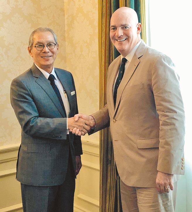 美专家呼吁，在对台及科技上，建立「危险区」策略，以防止大陆势力的扩张。图为国务院政军局助卿古柏（Clarke Cooper）于2019年8月6日在个人推特上公布与前驻美代表高硕泰会谈的照片，展现对台的友谊。（摘自R.Clarke Cooper推特）