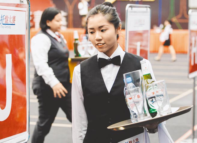 继王品集团宣布全面调薪，时薪调高至170元后，乾杯集团从今年3月起，将时薪调高至200元。（本报资料照片）（禁止酒驾 喝酒不开车）