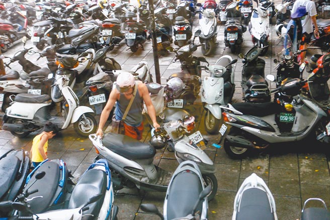 行政院今拍板，老舊汽機車換新減徵貨物稅再延長5年。（本報資料照片）