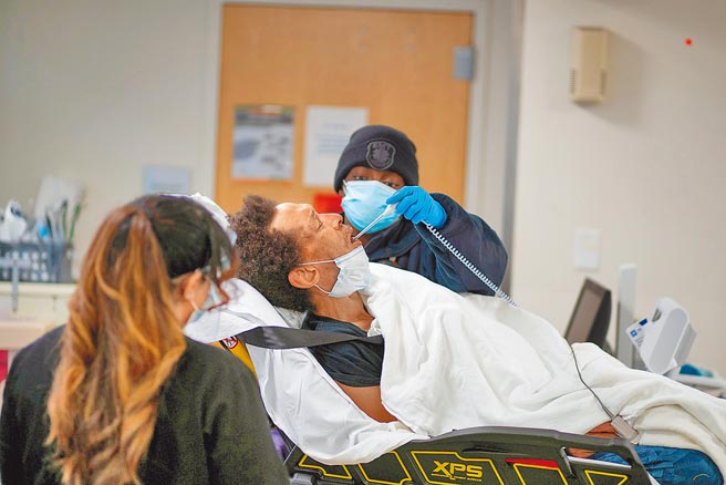 英国连续7天单日新增5万人确诊后，5日一口气新增60916人确诊，首次破6万，也再度创下单日新增病例新高。上周英格兰平均每50人有1人染疫，而伦敦更是高达平均每30人就1人确诊；美国5日单日疫情死亡人数则破纪录，身故者达3936人，死亡总数到35万7067人。（路透）