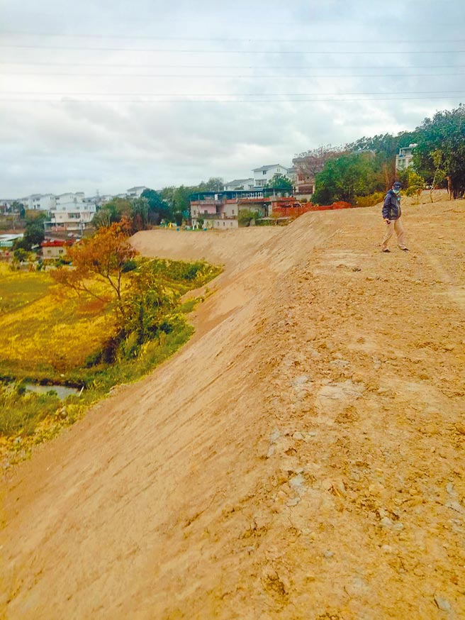 宋姓土方业者在苗栗头份山区倾倒废土，检察官5日亲赴现场发现有上万立方米的废土，堆放在山区，面积超过足球场大小，楼高有5层楼，万一大雨恐导致土石流。（士检提供）