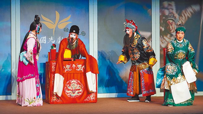 国光剧团搬演京剧源于福建莆仙剧团的《春草闯堂》，描述一位伶牙俐齿又大胆的小丫鬟春草如何促成小姐的美好姻缘。(传艺中心提供)