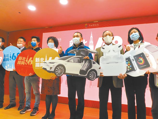 新北市振兴168总消费金额高达145亿元，昨抽出头奖特斯拉电动汽车得主。（叶德正摄）