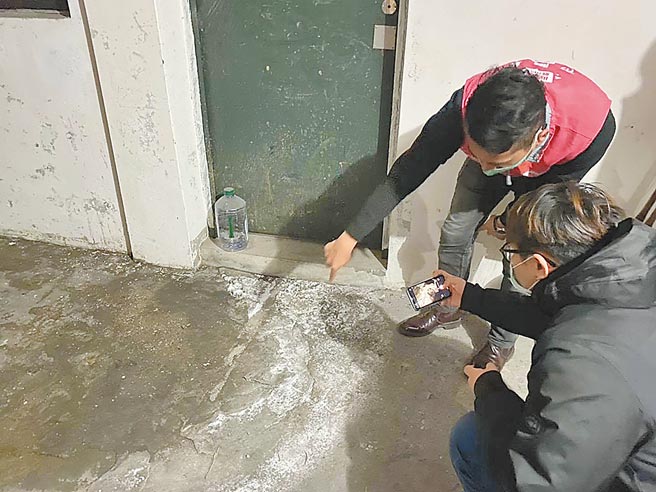 基隆市一名许姓男子在暖暖区源远路某住宅大楼地下室炼制「蒜精」，地上留有大片白色泡沫状液体。（基隆市议员林旻勋提供／陈彩玲基隆传真）