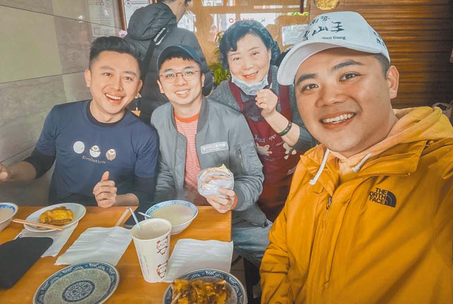 新竹市議員兼民進黨新竹市黨部主委陳建名（右）是市長林智堅（左）的嫡系人馬。（摘自陳建名臉書／陳育賢新竹傳真）