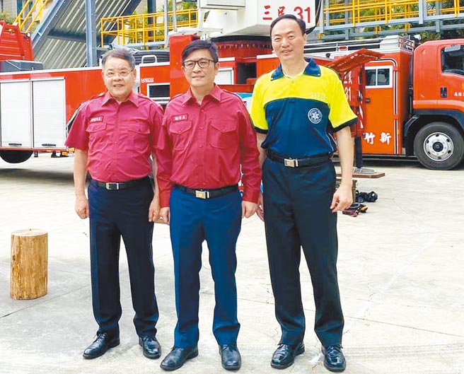 竹市义消总队长1月1日异动，2任总队长郑宏辉（中）卸任，副总队长锺文煌（左）接任。（摘自郑宏辉脸书／陈育贤新竹传真）