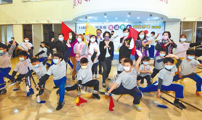 寒假到，彰化县政府发送幸福餐券，共1万868人学子受惠，彰县府与5大超商合作，加码送优惠，50元餐券可兑换55至60元优质套餐或便当。（吴敏菁摄）