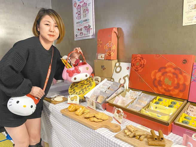 连锁咖啡店85度Ｃ春节一口气推出9款从150元到499元不等礼盒，要以平价美味抢攻市场。（冯惠宜摄）