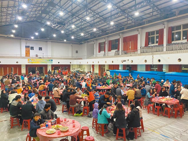 黄金山花光退休金，在民雄开设薪传二手书店，连办10年免费课辅照顾在地学子，今年获热血义厨团帮助，课辅班首次办理感恩餐会。（张亦惠摄）