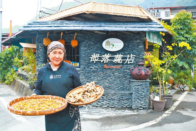 来义乡部落蔬店的生姜虽又小又丑，但因无毒种植如野生，比市面上的更香更辣，深受消费者喜爱造成热卖，销量多出平常1倍。（谢佳潾摄）