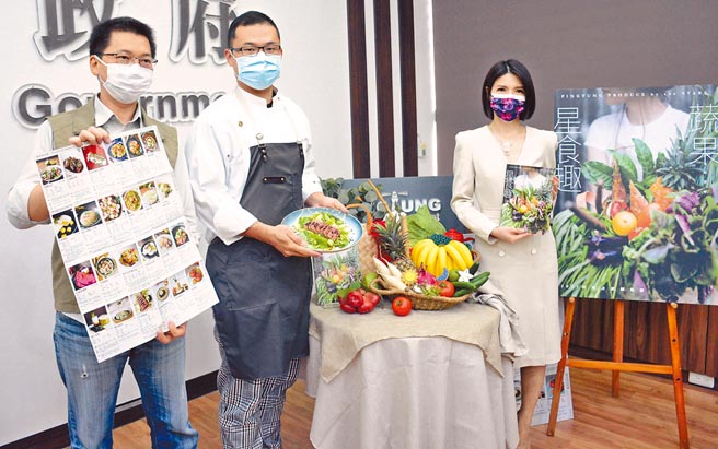 屏县府以星座搭配产地蔬果设计创意料理，出版农民历。（林和生摄）