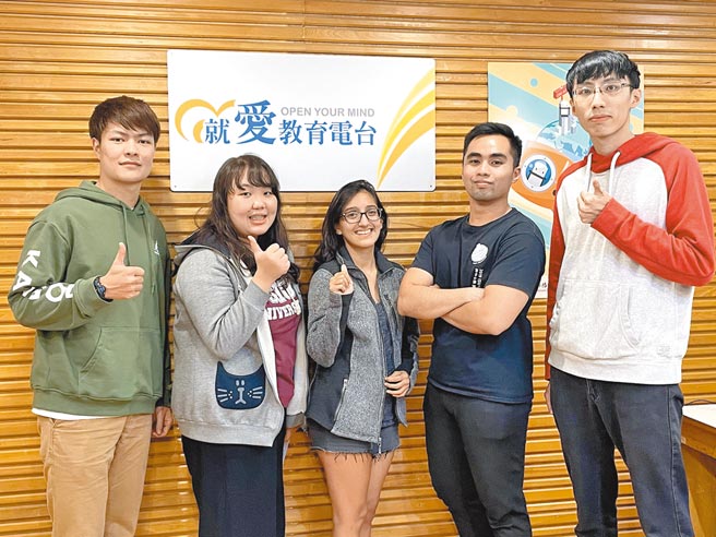 Elena（左二）與來自美國的Mari（中）多次參與節目錄製，結交許多外國朋友。（義守大學提供／林雅惠高雄傳真）