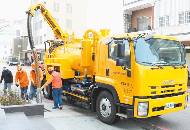 打造洁净家园，澎湖马公市环境清洁生力军新型清沟车正式上路。（陈可文摄）