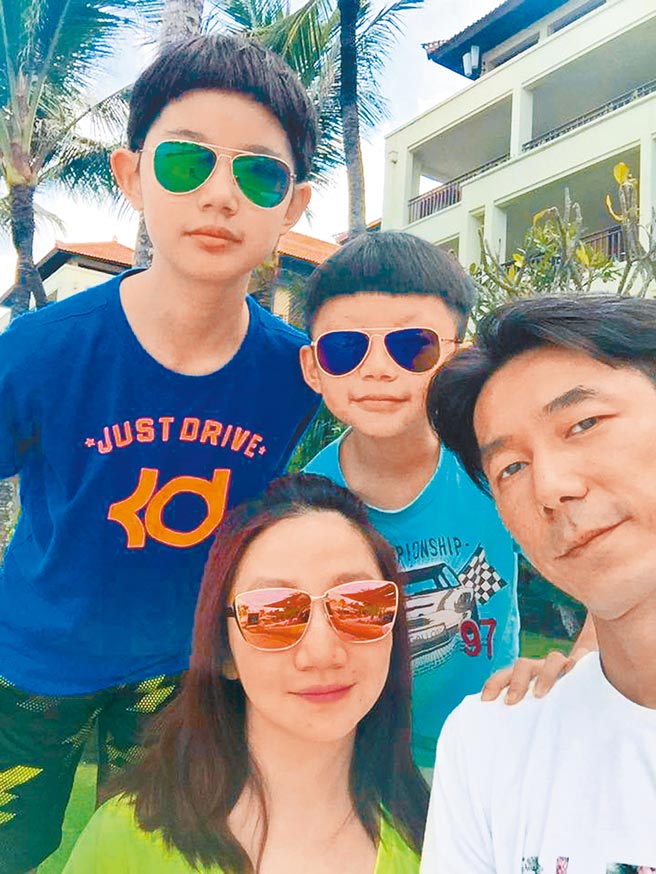 陶晶莹（前）、李李仁（右）与一双儿女感情非常好。（摘自脸书）