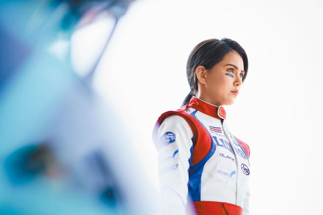 昆凌在《叱咤風雲》中帥氣駕跑車在賽道奔馳。（創映電影、量能影業提供）