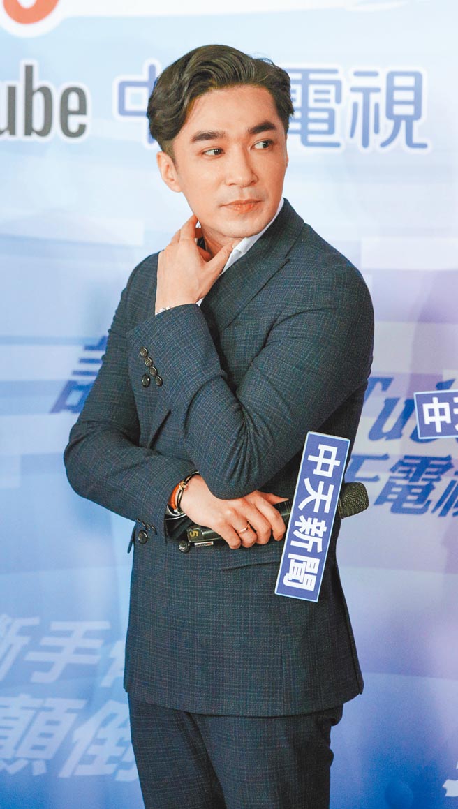 王又正近日被盧秀芳「賣」了，她喊話訂閱破250萬，他就脫了。	（資料照片）