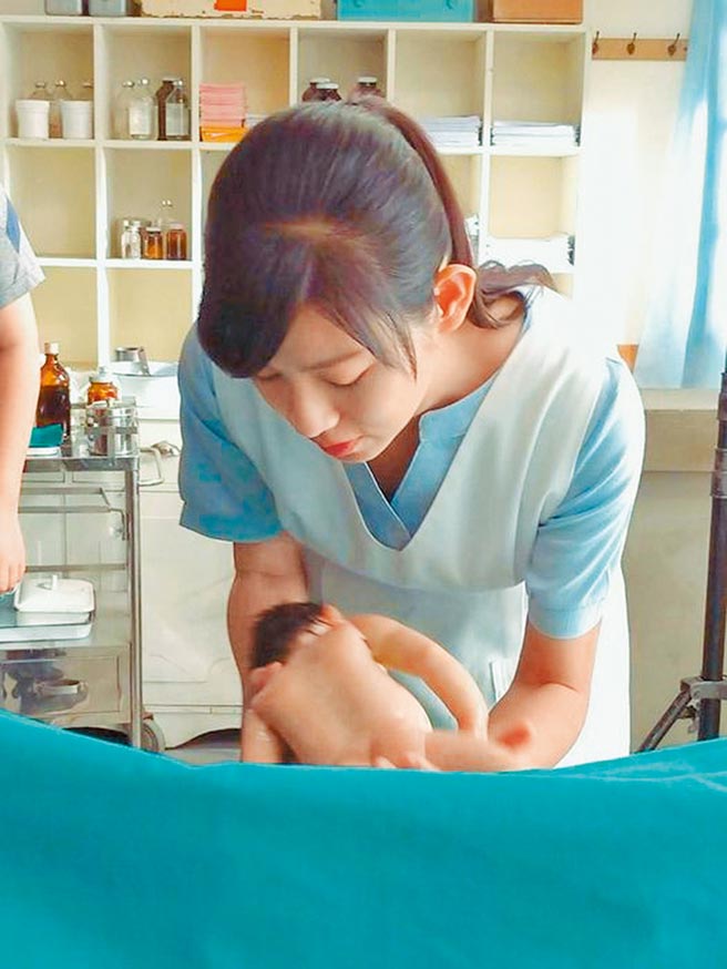 米可白在《生生世世》飾演助產士，日前才發現自己也是被助產士接生。（摘自臉書）