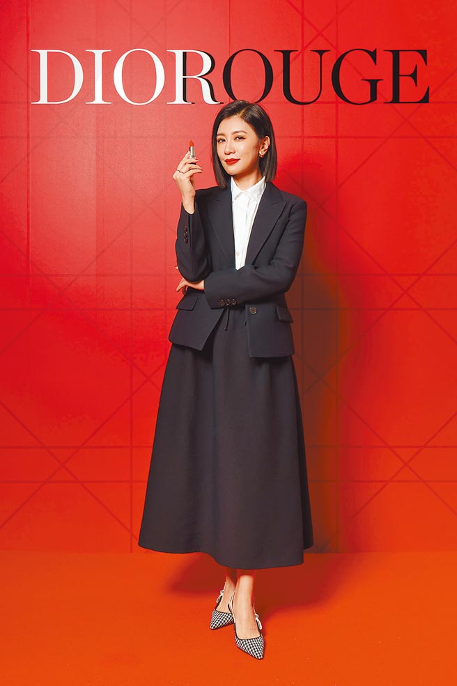 迪奥彩妆大使贾静雯出席迪奥蓝星唇膏大展红唇魅力。（迪奥提供）