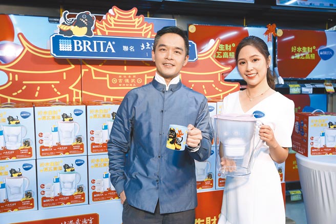 BRITA台湾碧然德公司行销总监陈祥麟（左）与Model一同展示「好水生财．福芯高照」春节礼盒组。（BRITA提供）