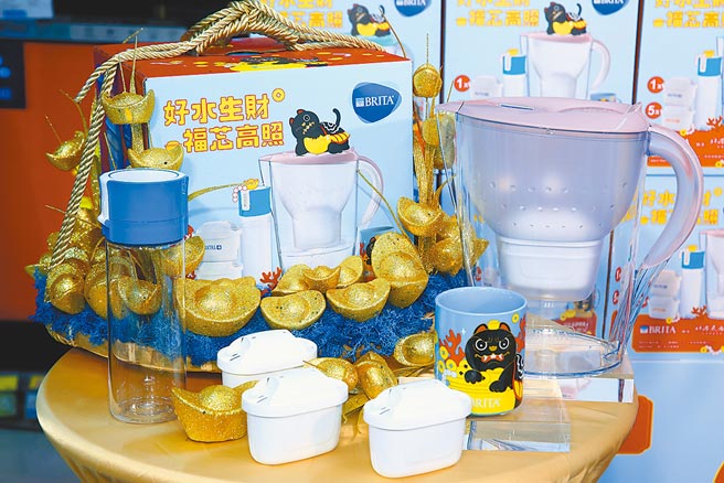 德国好水专家BRITA，「好水生财．福芯高照」礼盒组，内含马利拉滤水壶1个、滤水瓶1个、滤芯共6芯、「虎杯福来」马克杯1个，1988元，满额2500元再赠送和风碗4入。（BRITA提供）