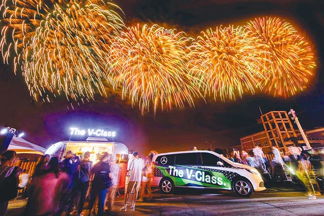 台湾宾士去年「The V-Class星动之旅2.0」巡迴，首站驶进台南国庆烟火现场。（台湾宾士提供）