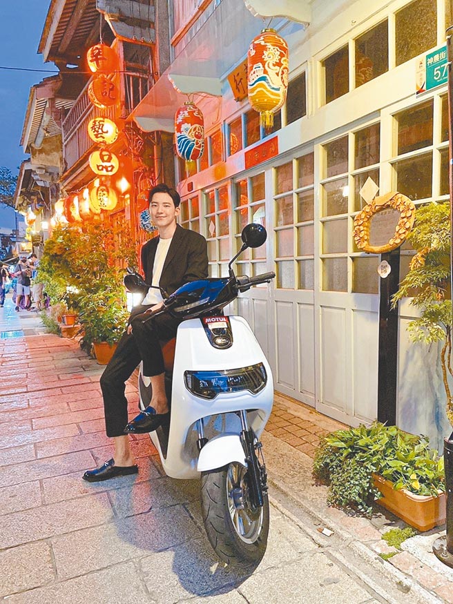 中華汽車即日起針對購買eMOVING電動機車、電動自行車全車系車款消費者，加贈最高萬元發財金。（中華汽車提供）