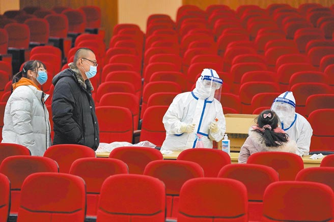 2020年12月28日，在北京順義區北小營鎮前魯各莊村核酸採樣點，醫護人員進行核酸採樣。（新華社）