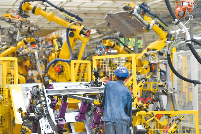 陆经济强弹，图为2020年9月15日，上汽生产线的工人操作机器人拼装汽车板材。 （新华社）