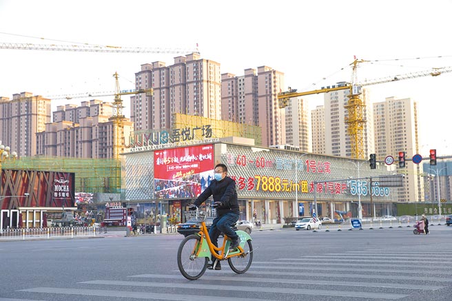 外媒预估大陆紧缩的货币政策将对房市带来震盪，其中三、四线市场最脆弱。图为2020年12月15日，山西太原市一售楼中心。（中新社）