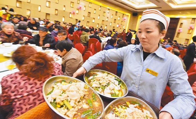 2020年12月財新中國服務業PMI降至56.3，但仍處於過去10年來的高位。（新華社資料照片）