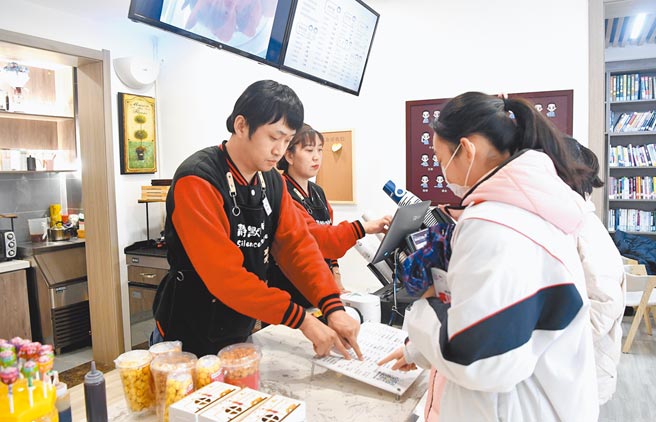 飲料店店員為顧客點單。（新華社資料照片）