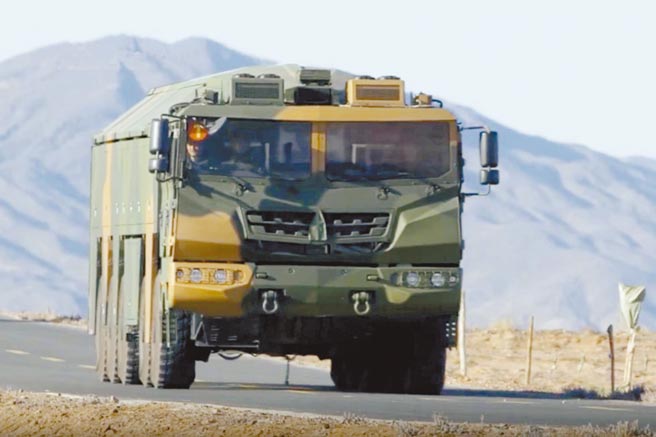 附加外罩的東風-17中程彈道飛彈發射車。（影片截圖自中國軍網八一電視）