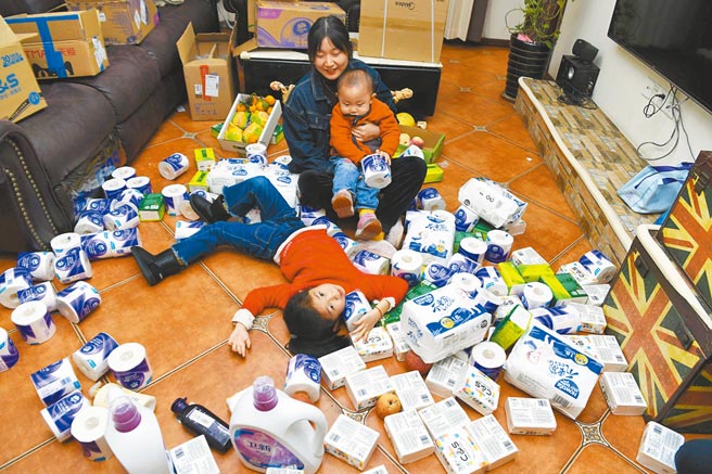 大陆二胎妈妈在双十一期间囤货纸巾等生活用品。（中新社资料照片）