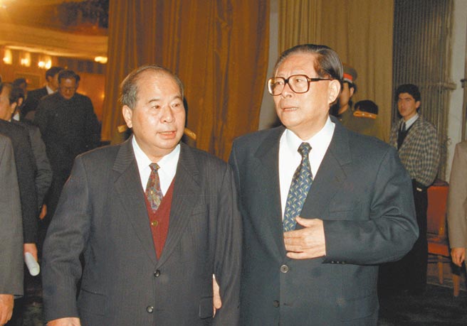 已故中共前中央政治局常委、中央纪委前书记尉健行（左）生前与时任大陆国家主席的江泽民会面交谈。（新华社资料照片）