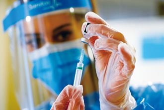 新冠疫苗吃緊 歐美擬延後打第二劑 專家質疑恐降低功效